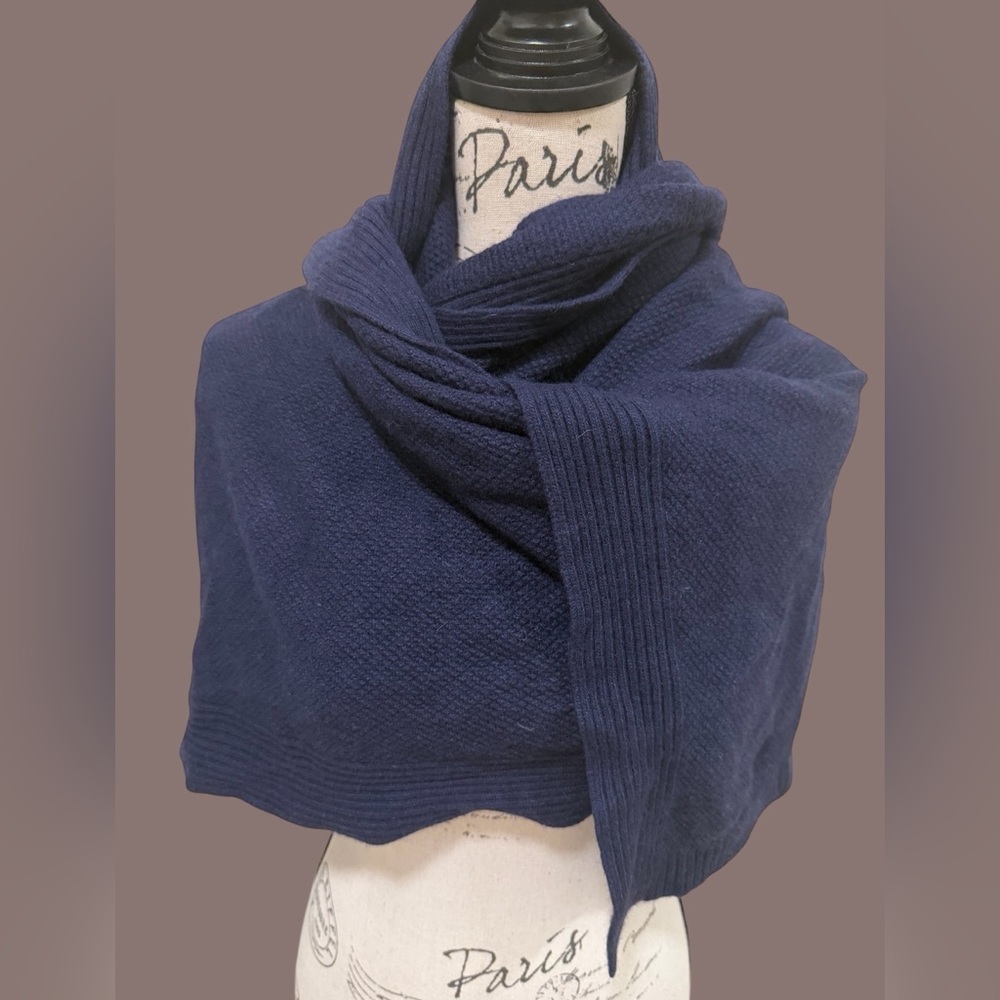 💙Banana Republic Navy Blue Scarf💙